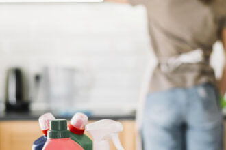 Aide ménagère à domicile : ce que les Français doivent savoir avant de se lancer