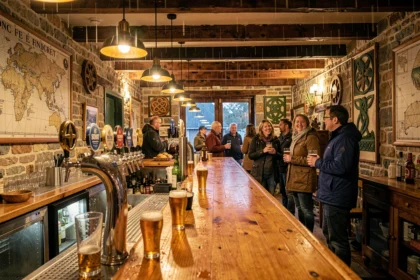 Intérieur animé d'un bar typique du Finistère avec décor breton, comptoir en bois et bières locales à la pression